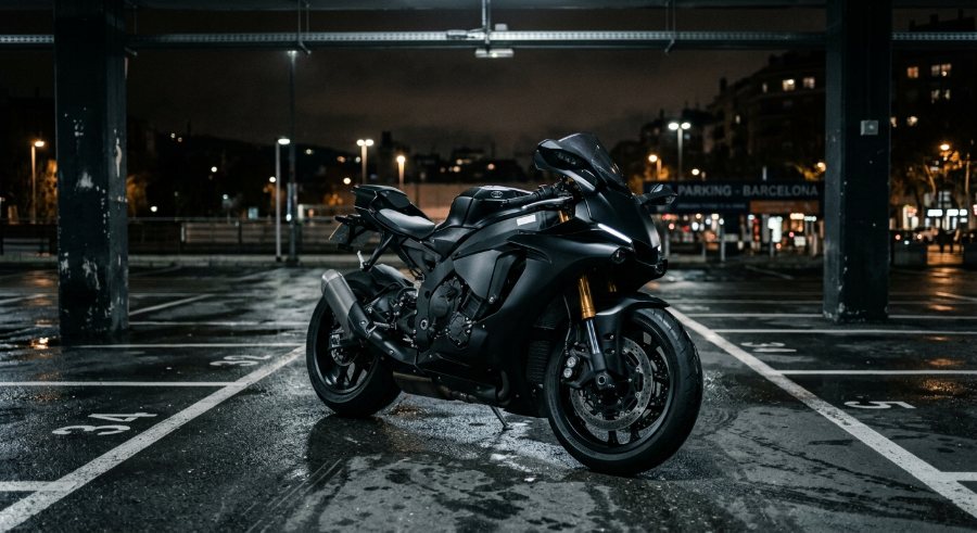 Moto superdeportiva negra aparcada junto a la carretera