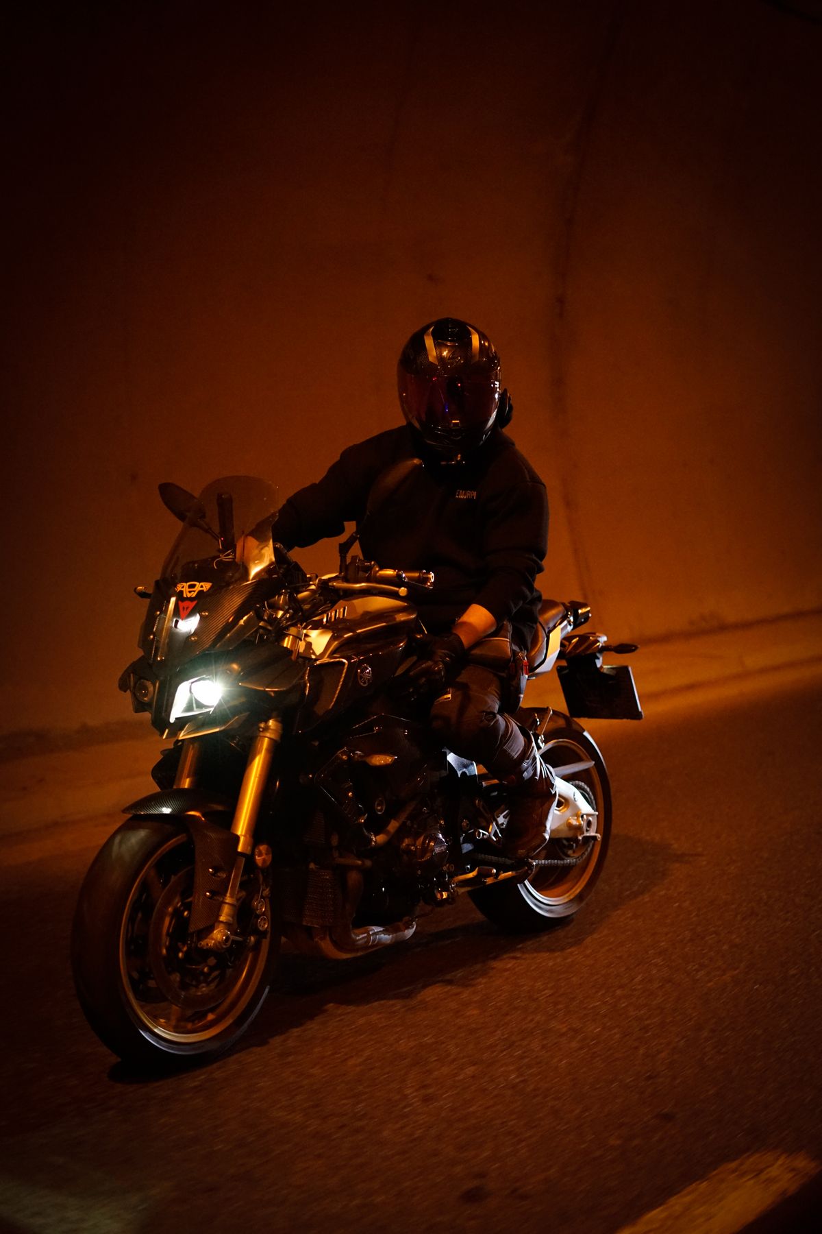 Motorista entrando en un túnel con luz cálida